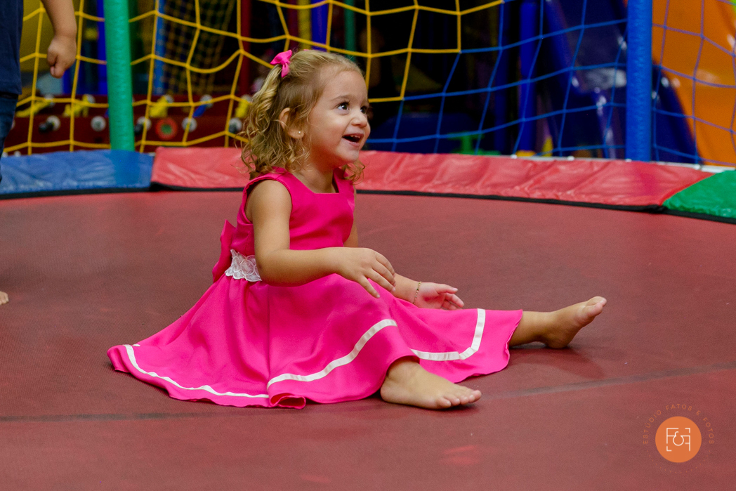aniversariante menina brincando no pula pula
