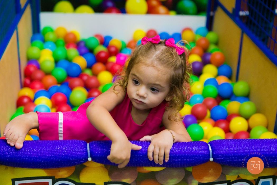 aniversariante menina brincando no piscina de bolinha