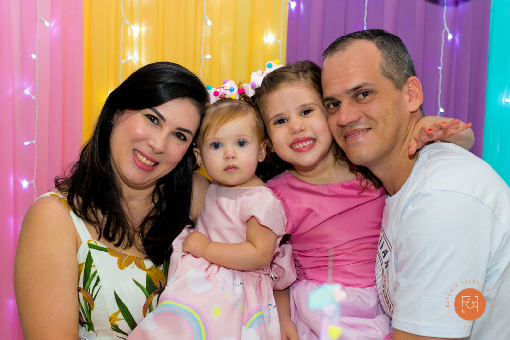 aniversariante menina com os pais e a irmã