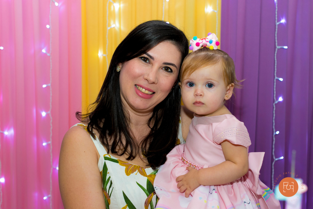 aniversariante menina com a mãe