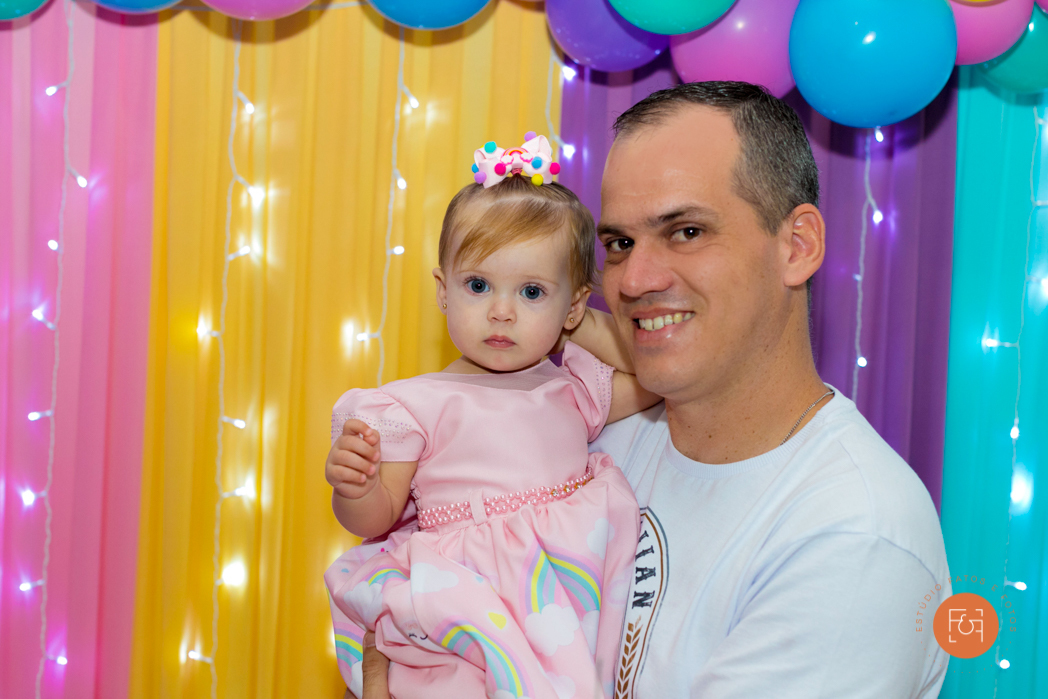 aniversariante menina com o pai