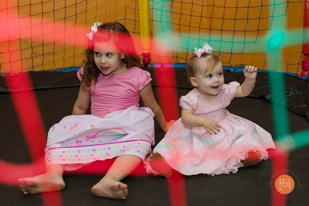 aniversariante menina no pula pula com a irmã