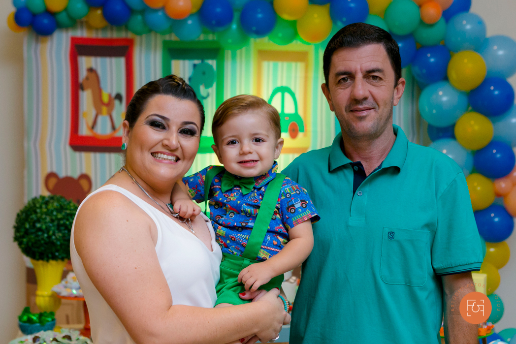 aniversariante menino com os pais família