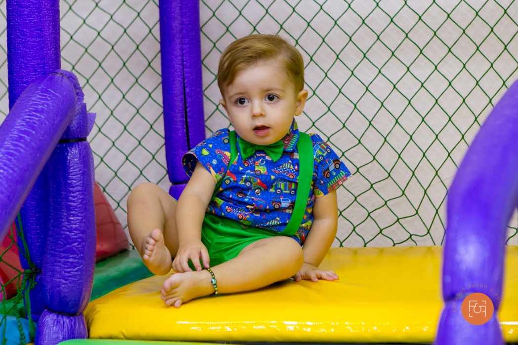 aniversariante menino brincando