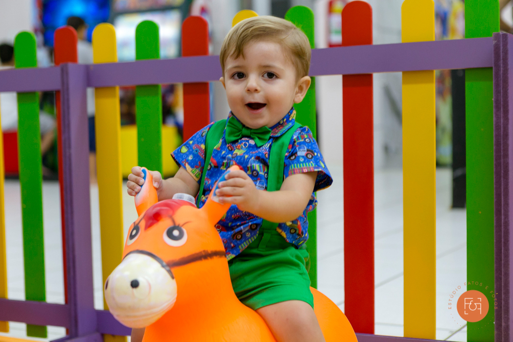 aniversariante menino brincando