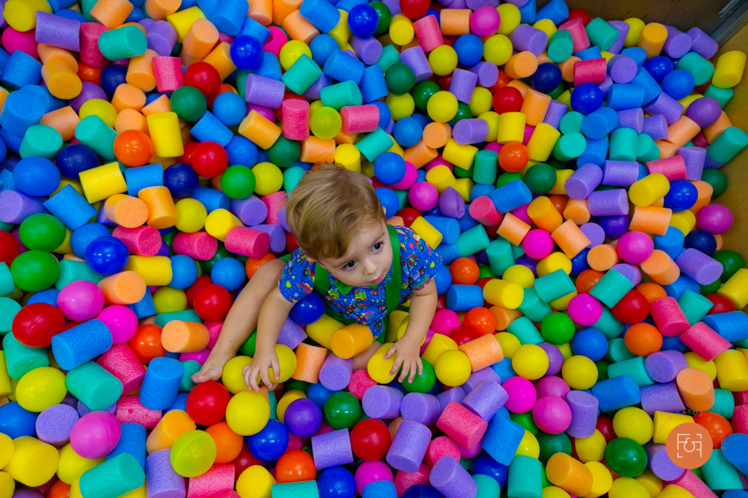 aniversariante menino brincando na piscina de bolinhas