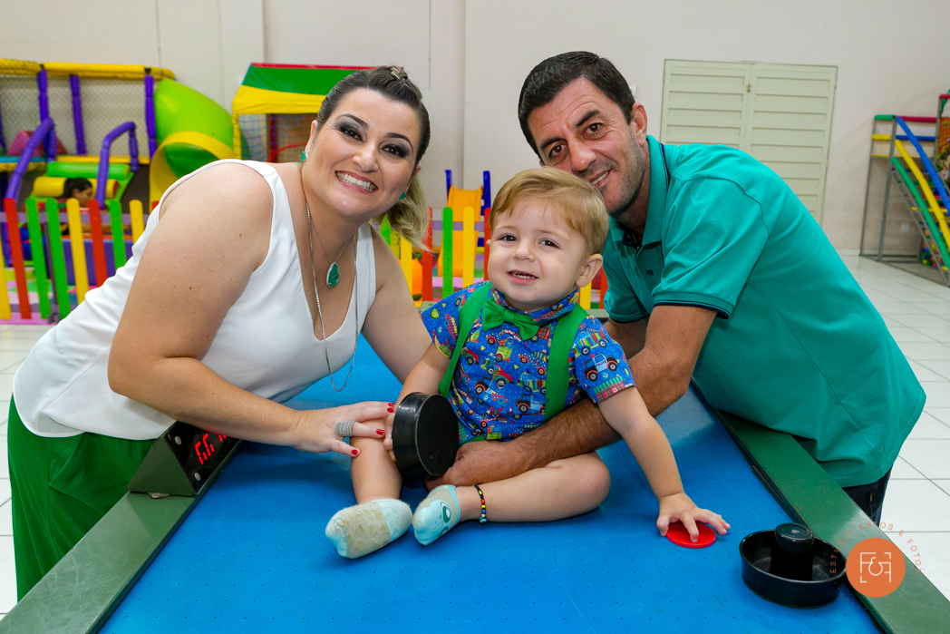 aniversariante menino brincando com os pais