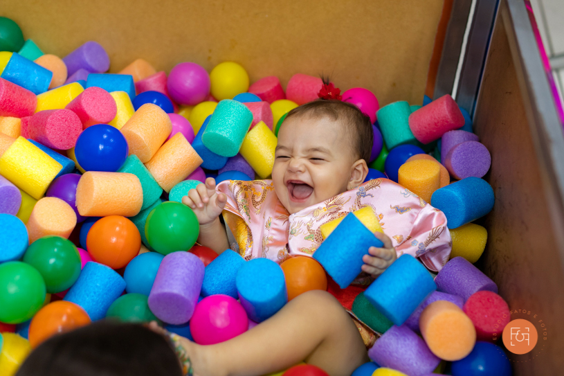aniversariante menina na piscina de bolinhas