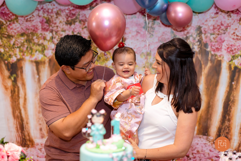 aniversariante menina cantando parabéns com os pais família
