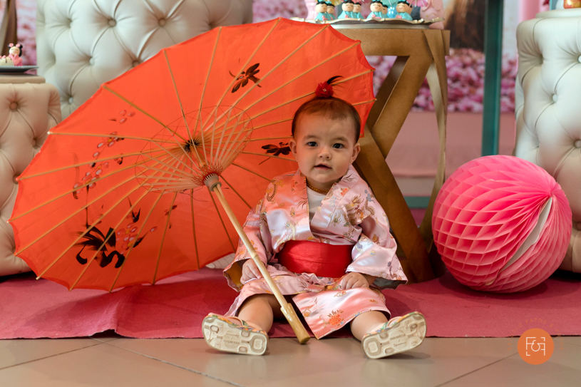 aniversariante menina com sombrinha oriental