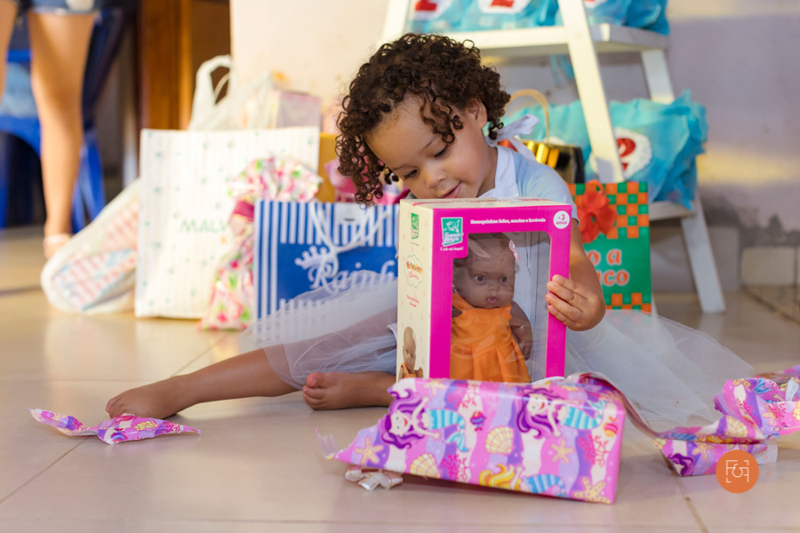 aniversariante menina abrindo presentes