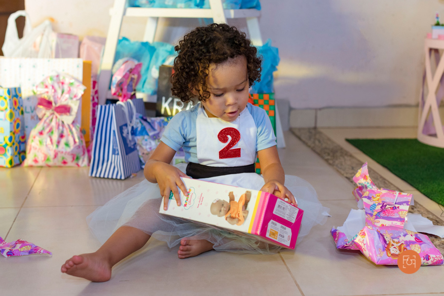 aniversariante menina abrindo presentes