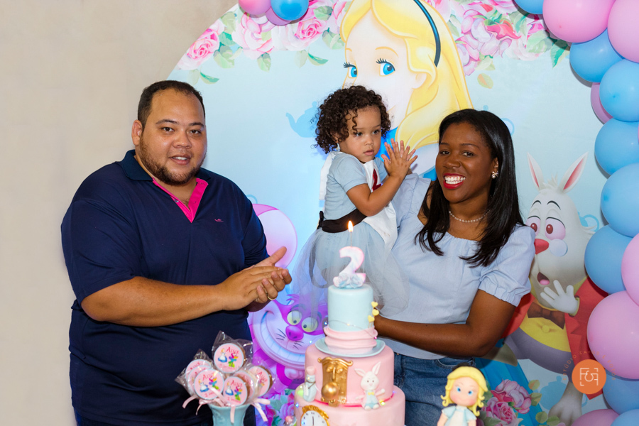 aniversariante menina cantando parabéns com os pais 