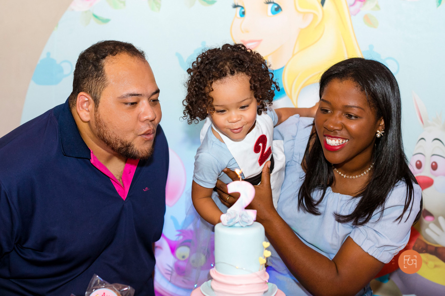 aniversariante menina cantando parabéns com os pais 