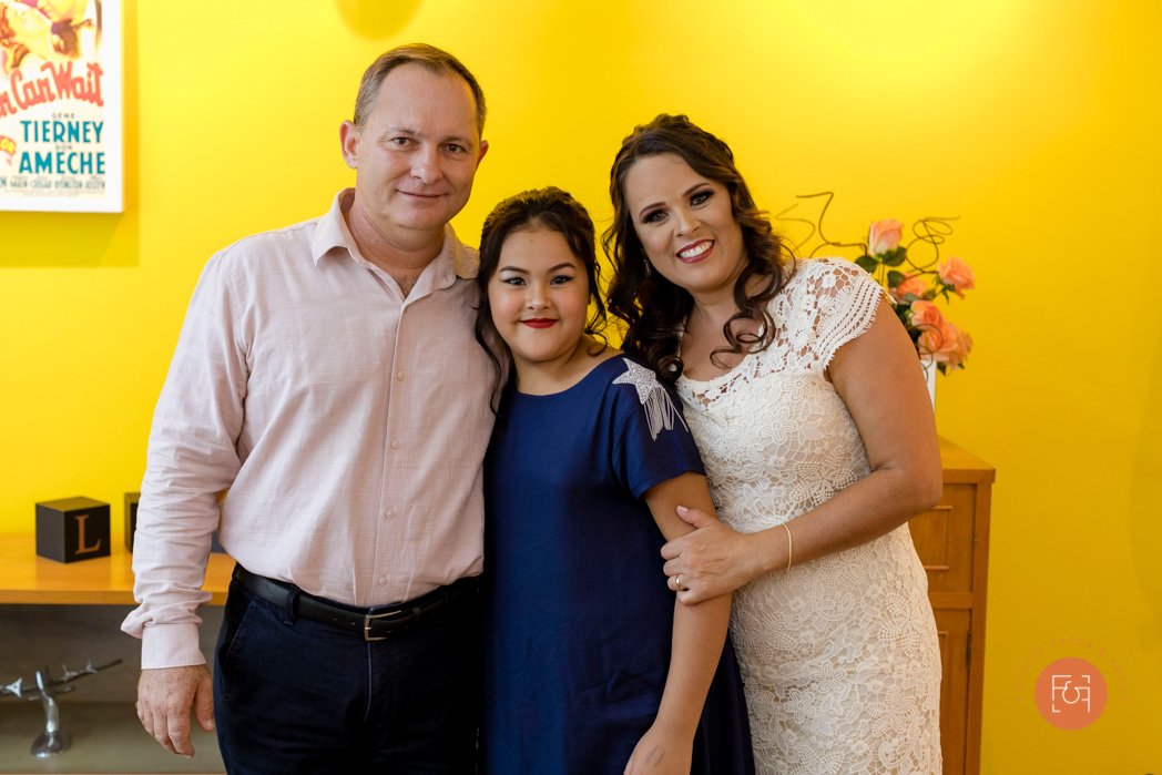 casal noivo e noiva no cartório com a filha