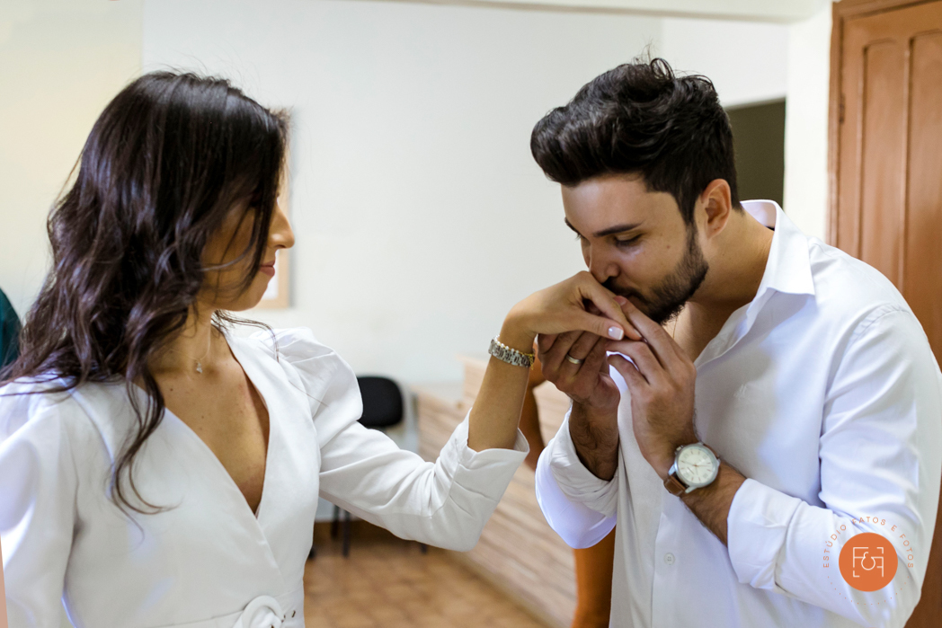noivo e noiva no cartório troca de alianças