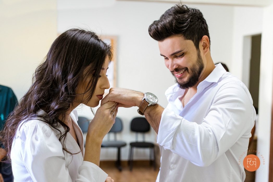 noivo e noiva no cartório troca de alianças
