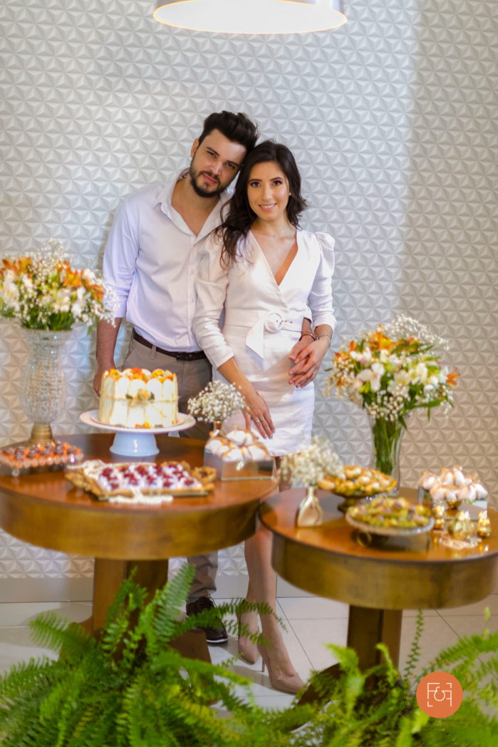 casal noivo e noiva na mesa do bolo 