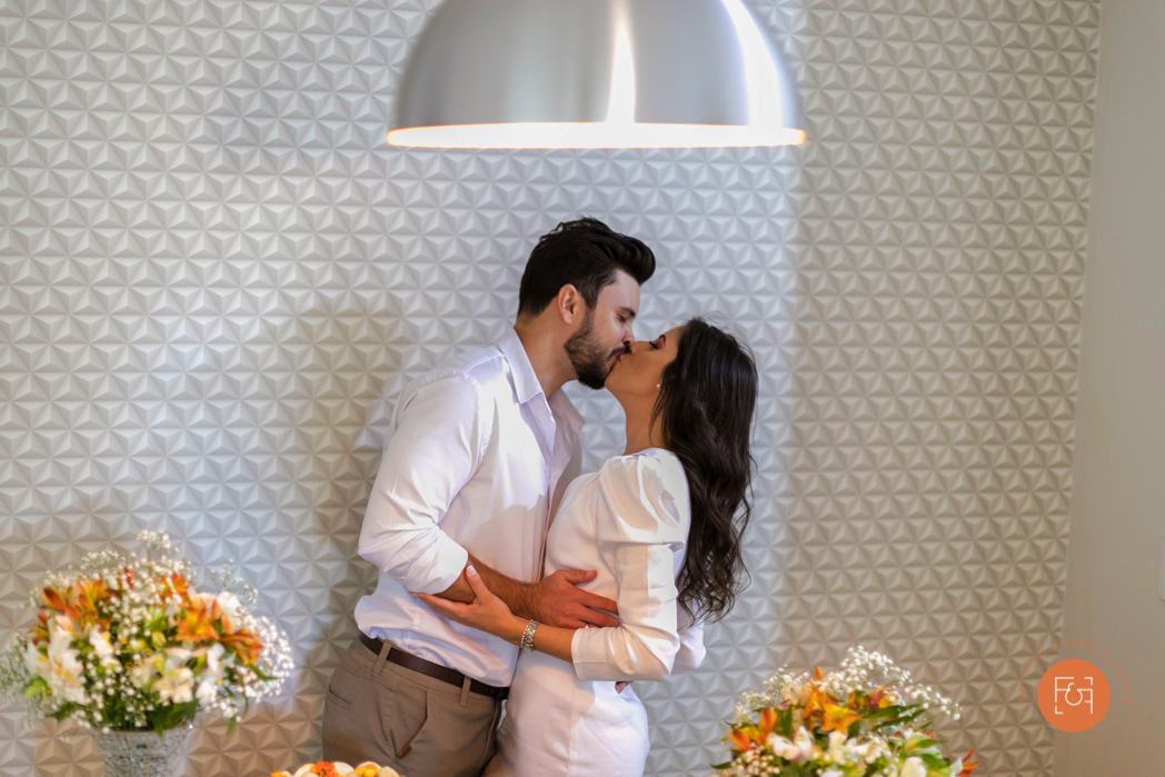 casal noivo e noiva na mesa do bolo