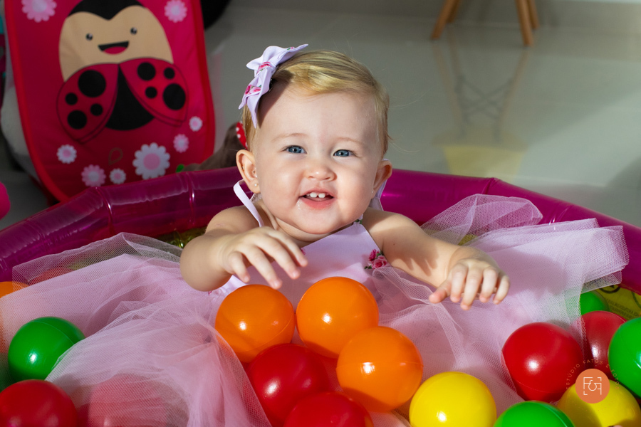 aniversariante menina na piscina de bolinha
