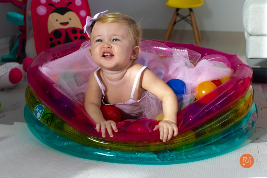 aniversariante menina na piscina de bolinha