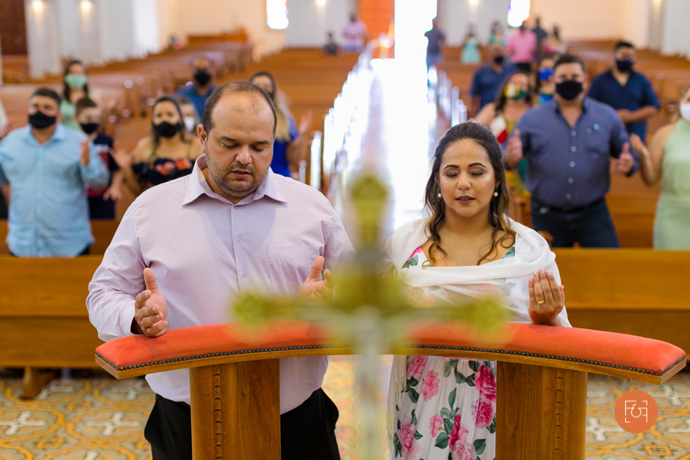 casal ajoelhado no altar 