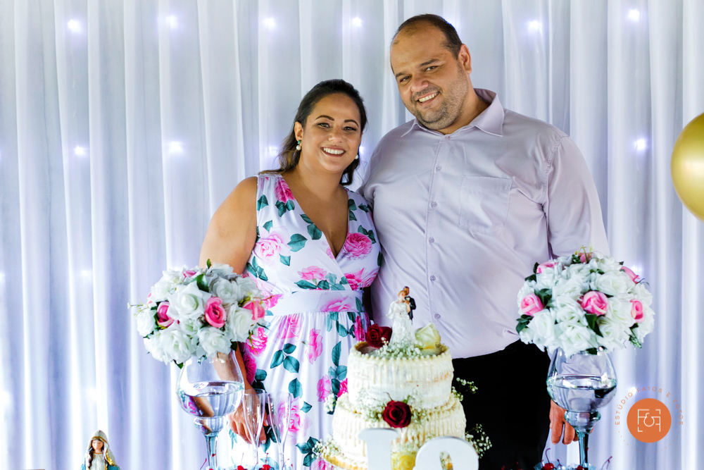 casal na mesa do bolo