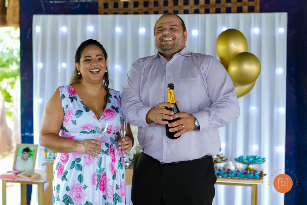 casal estourando espumante