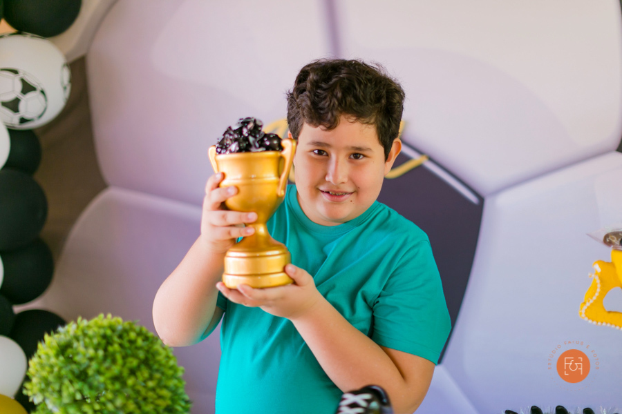 aniversariante menino na mesa do bolo