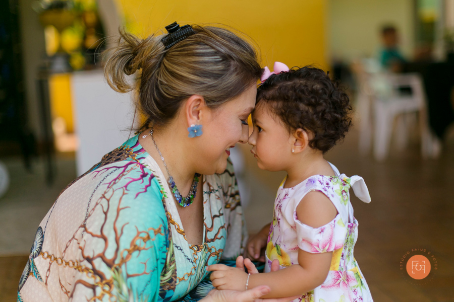 aniversariante menina com a mãe