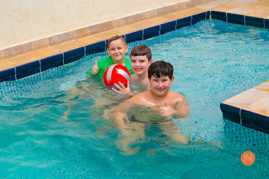 aniversariante menina com amigos