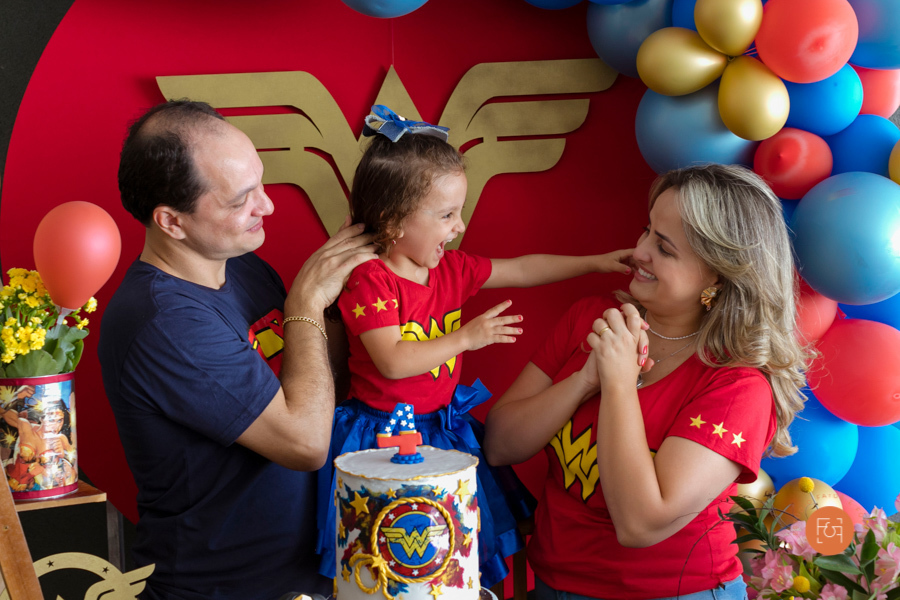 aniversariante menina cantando parabéns com os pais família