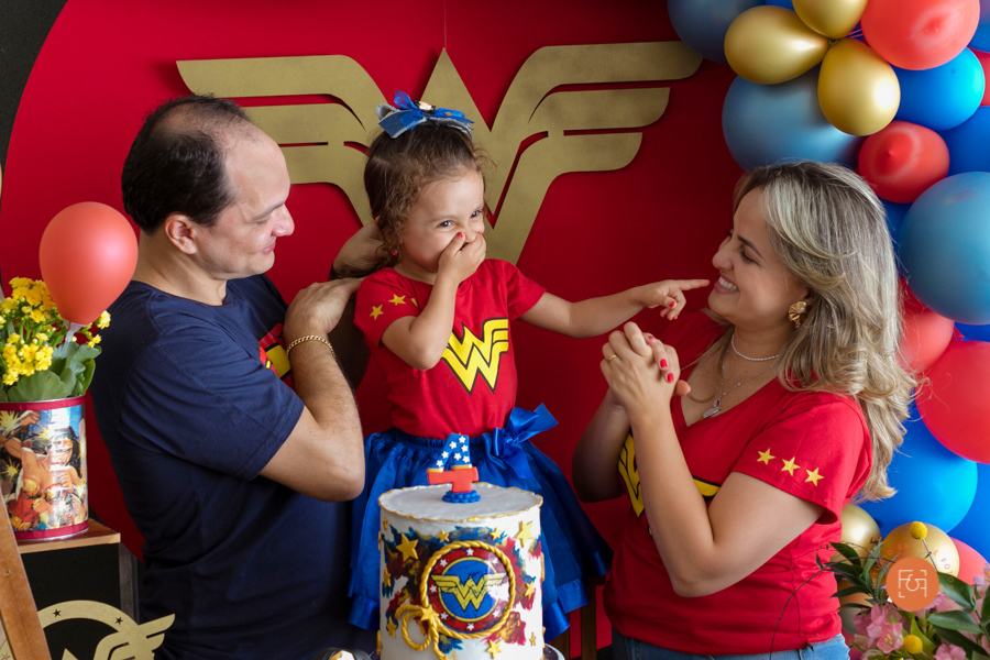 aniversariante menina cantando parabéns com os pais família