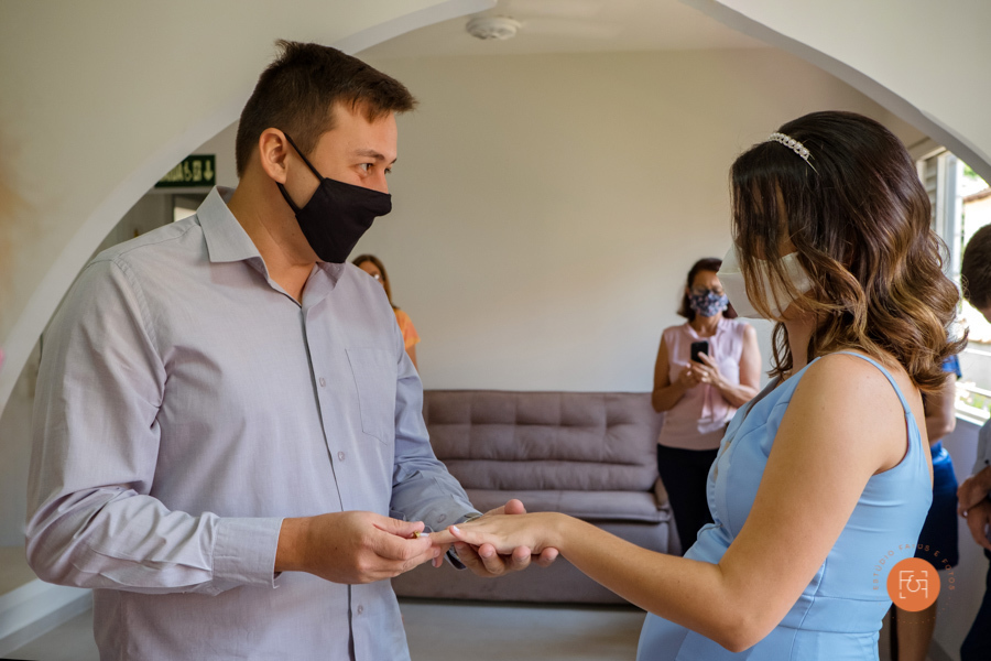 noivos trocando alianças no cartório