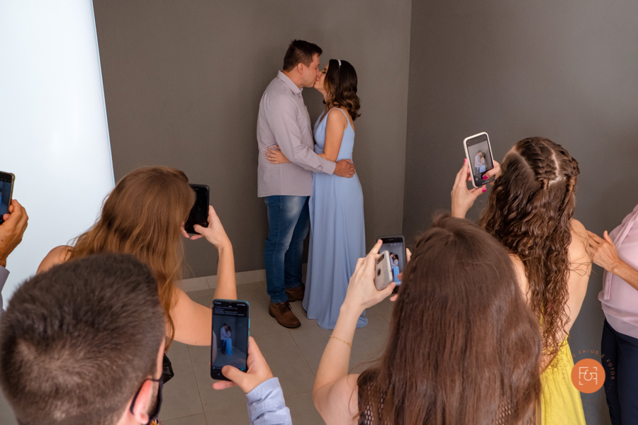 beijo dos noivos no cartório e familiares e amigos tirando fotos