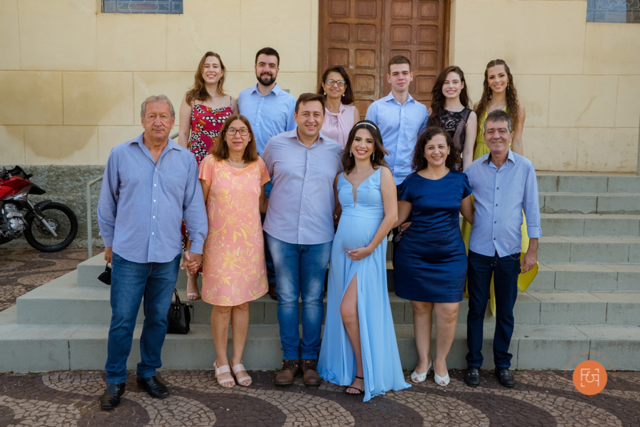 noivos com familiares e amigos