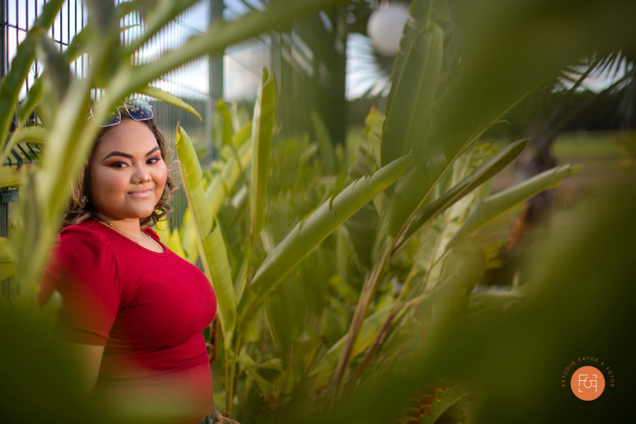 debutante encostada na grade 