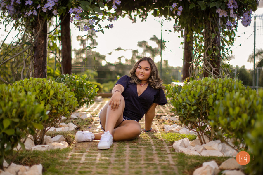 debutante sentada com a perna cruzada