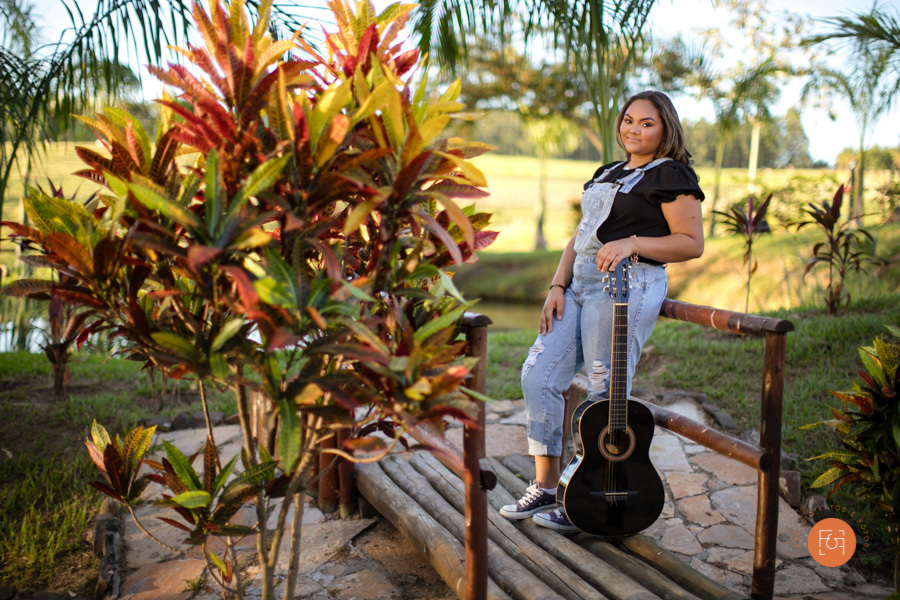 debutante segurando um violão