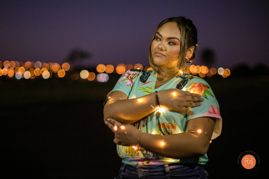 debutante com luzinhas nos braços