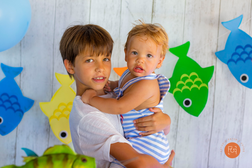 aniversariante menino com irmão