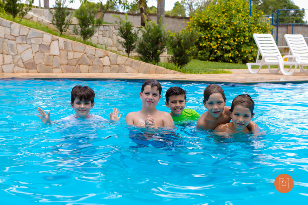 aniversariante menino com amigos na piscina
