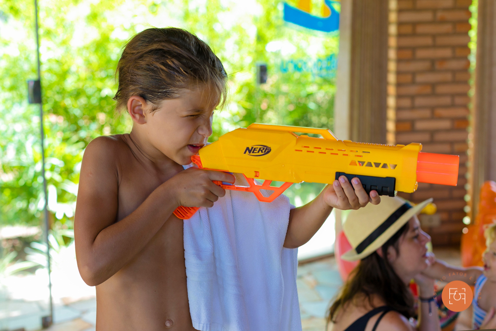 aniversariante menino com arma de água