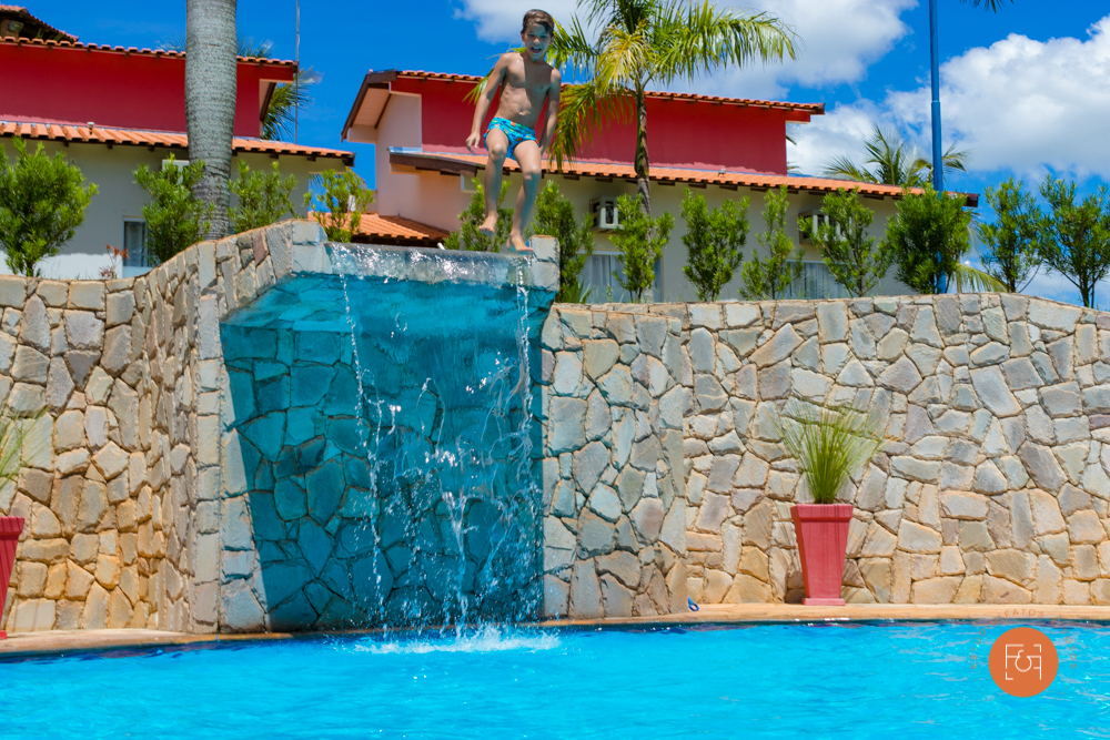 aniversariante menino pulando na piscina