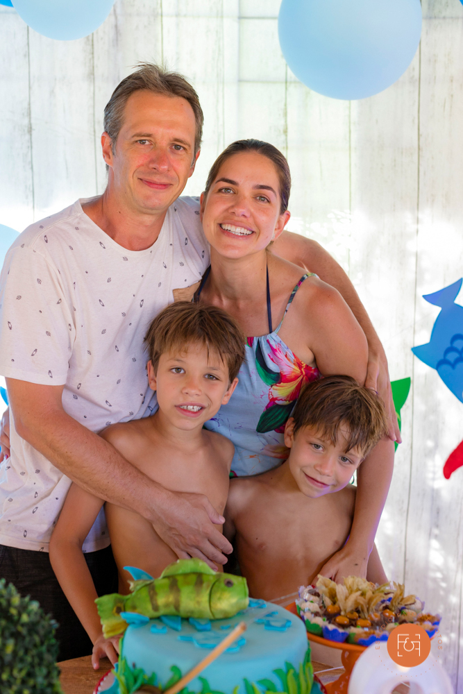 aniversariante menino com os pais e irmão