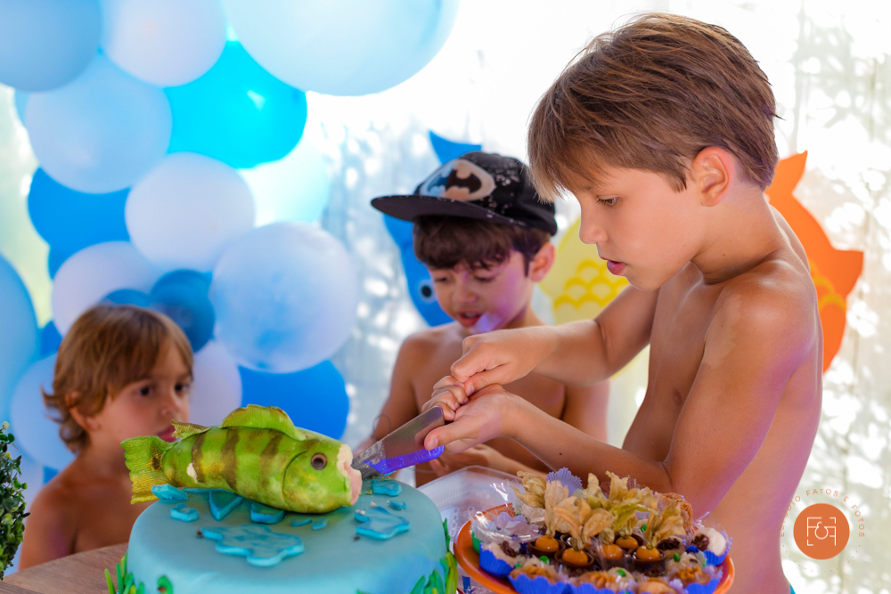 aniversariante menino cortando bolo
