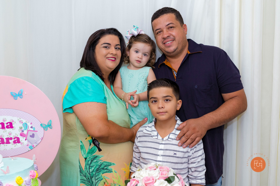 aniversariante menina com os pais e irmão