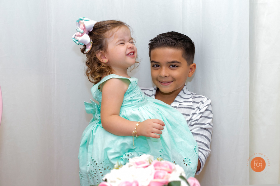 aniversariante menina com o irmão