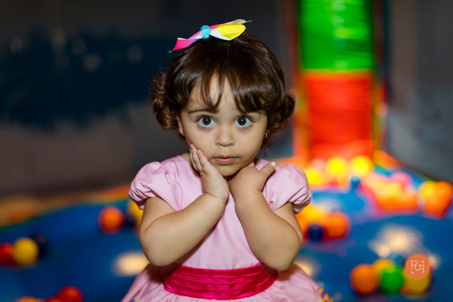 aniversariante menina brincando no pula pula