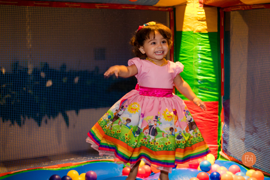 aniversariante menina brincando no pula pula
